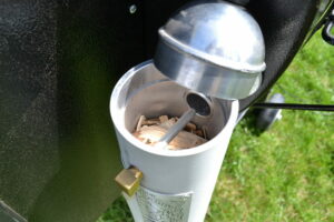 Cold smoke generator with air pump, a versatile tool for infusing a range of cold-smoked flavors into culinary creations